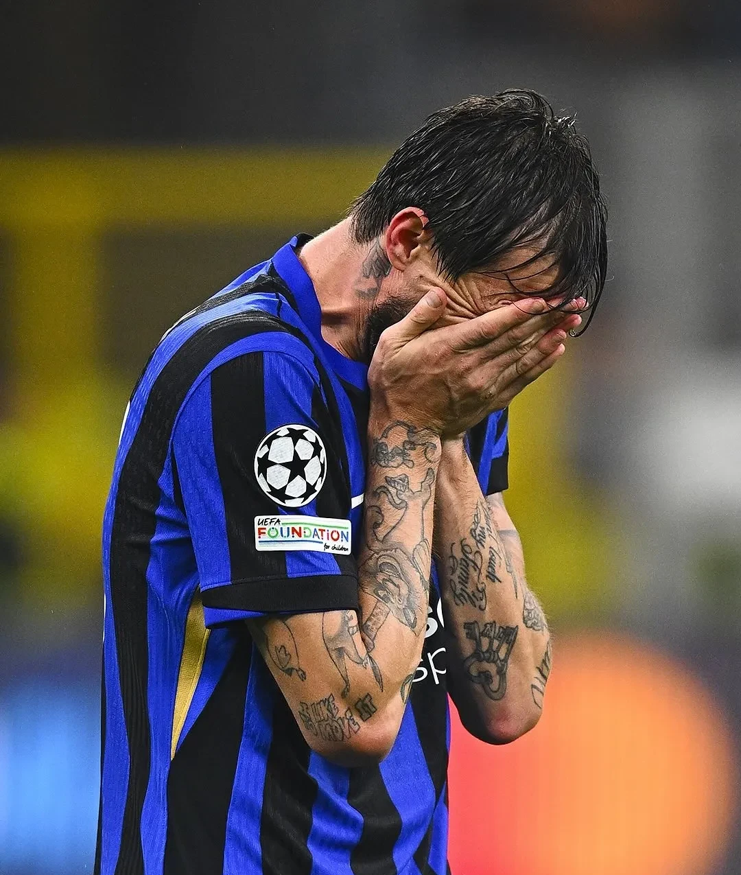 巴塞罗那惨遭切尔西逆转，无奈中场龙比的简单介绍