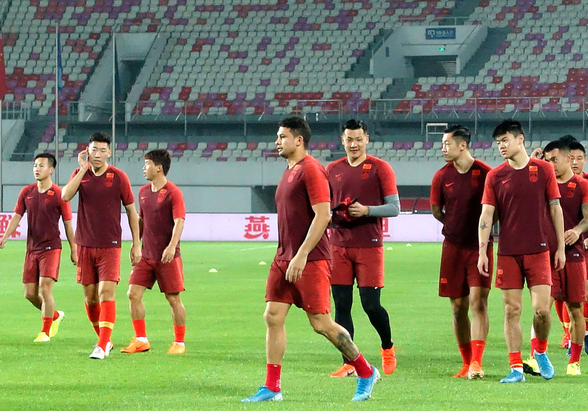 激烈比赛中球员充分发挥实力