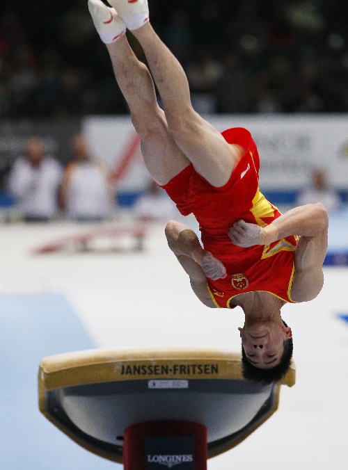 关于体操比赛中出现罕见失误，选手遗憾失冠的信息