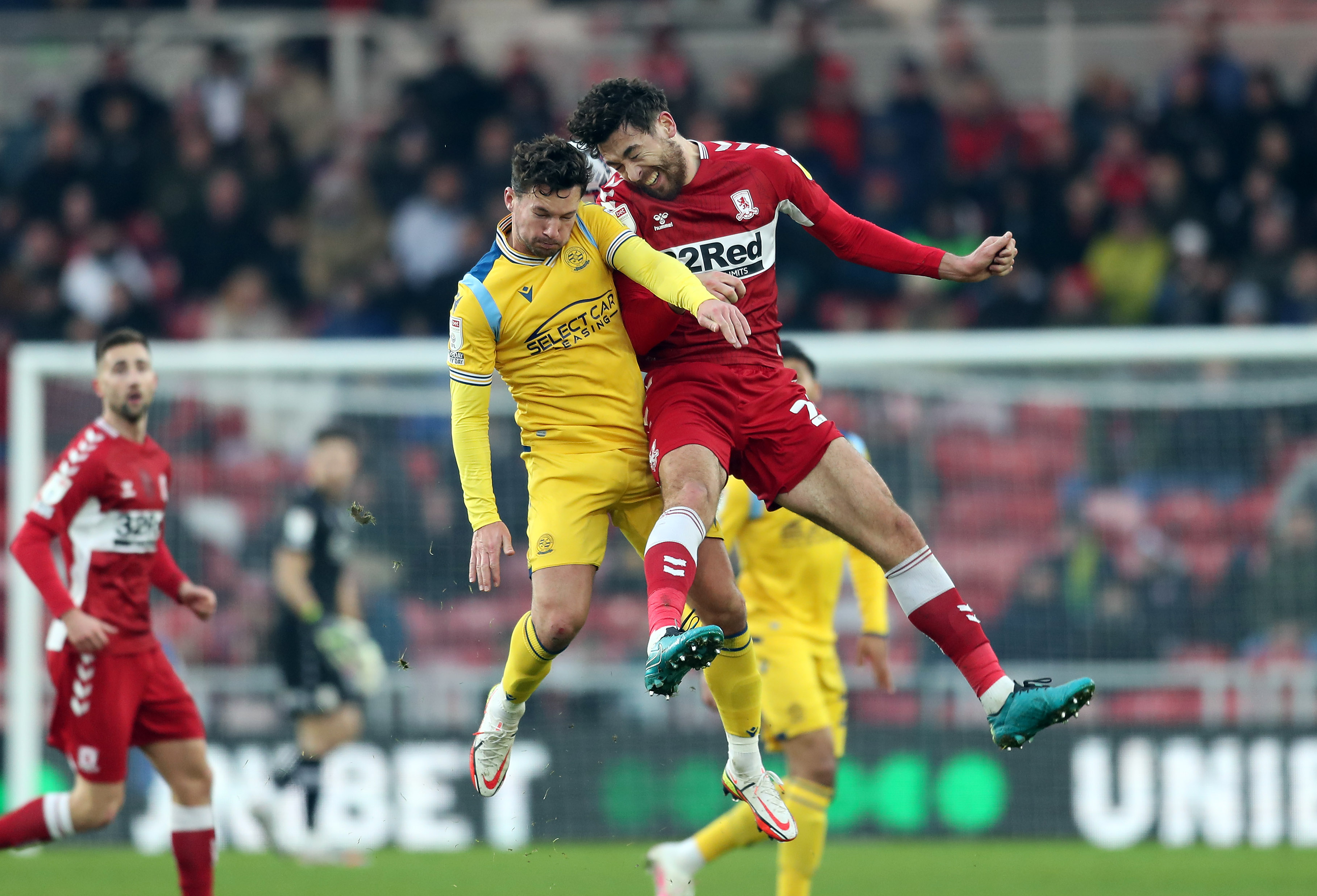 雷丁主场惊险逃平，主帅赞誉球员拼搏精神的简单介绍