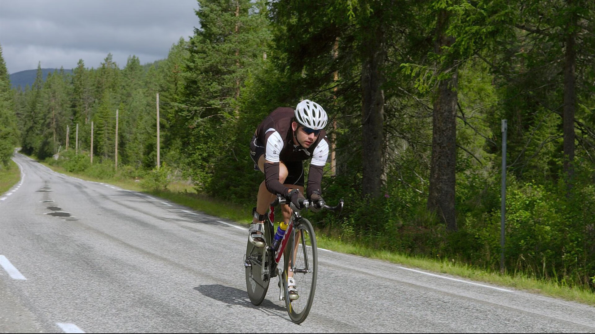 当所有人都在跑动，他却用停顿统治全场